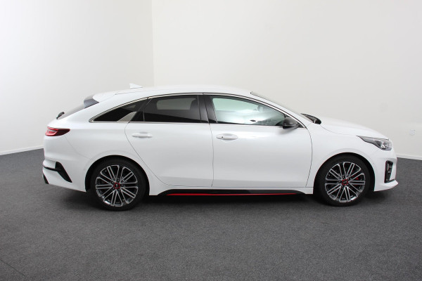 Kia ProCeed 1.6 T-GDI 204pk DCT GT | Navigatie | Camera | JBL | Lichtmetalen Velgen 18" | Stoel en stuurverwarming | Electrisch bedienbare achterklep | DAB | Led