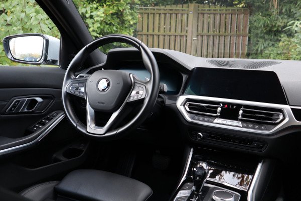 BMW 3 Serie Touring 318i Executive Edition | Camera | Trekhaak | Lederen bekleding |