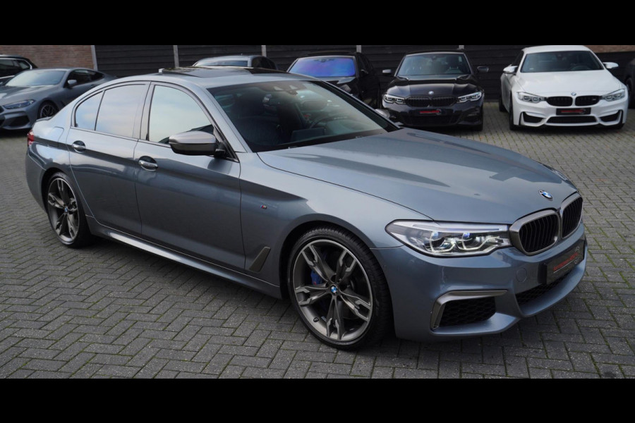 BMW 5 Serie M550d xDrive High Executive | Panorama | Bluestone Metallic | Luxe Nappa Leder | Sfeerverlichting | Camera | NAP |