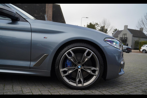 BMW 5 Serie M550d xDrive High Executive | Panorama | Bluestone Metallic | Luxe Nappa Leder | Sfeerverlichting | Camera | NAP |