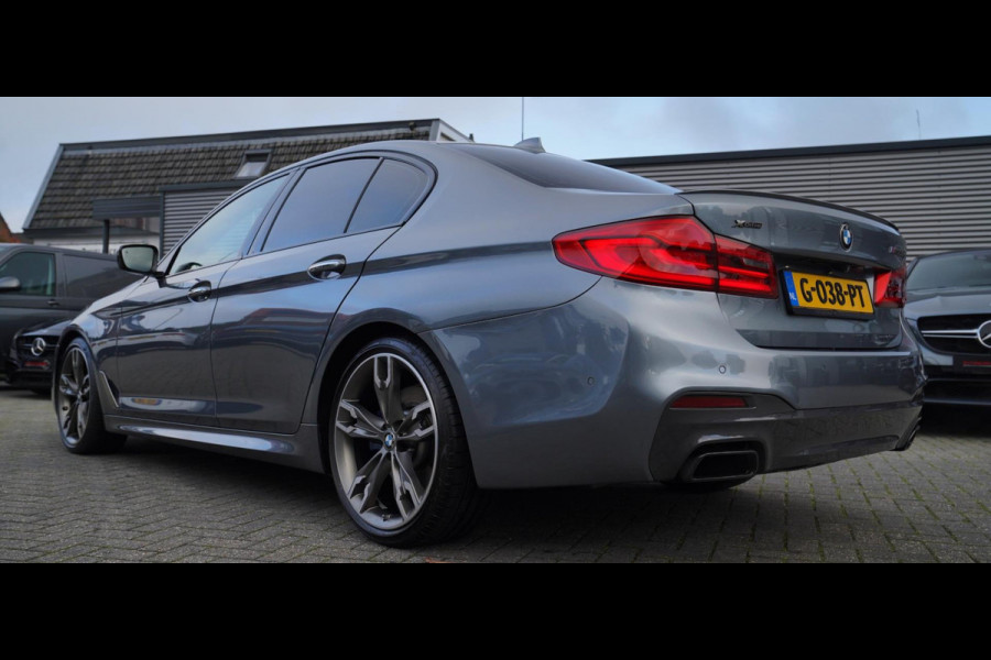 BMW 5 Serie M550d xDrive High Executive | Panorama | Bluestone Metallic | Luxe Nappa Leder | Sfeerverlichting | Camera | NAP |