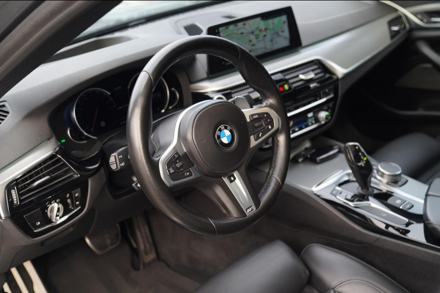 BMW 5 Serie M550d xDrive High Executive | Panorama | Bluestone Metallic | Luxe Nappa Leder | Sfeerverlichting | Camera | NAP |