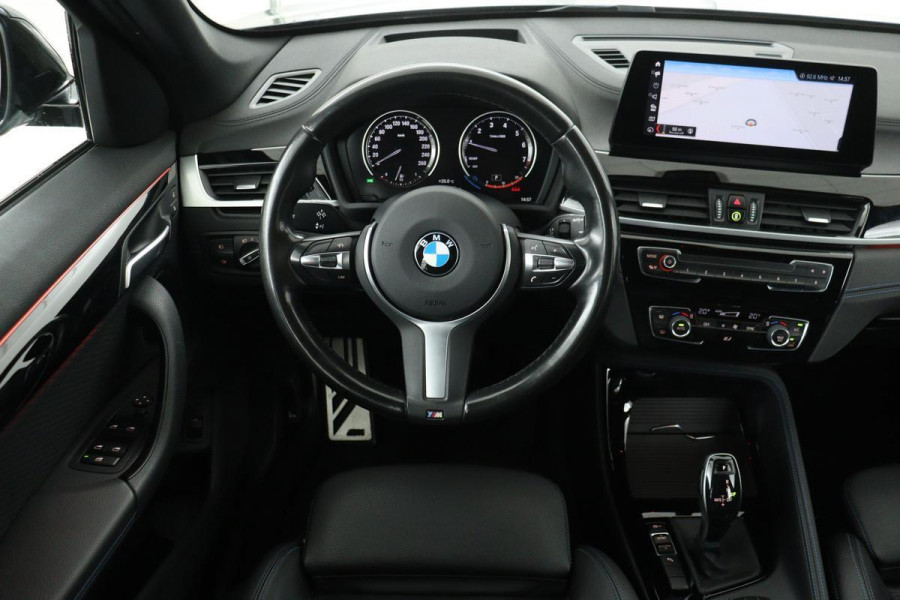 BMW X1 sDrive18i M-Sport | Camera | Trekhaak | Head-Up | Sportstoelen | Full LED | Navigatie | Climate control | PDC | Cruise control