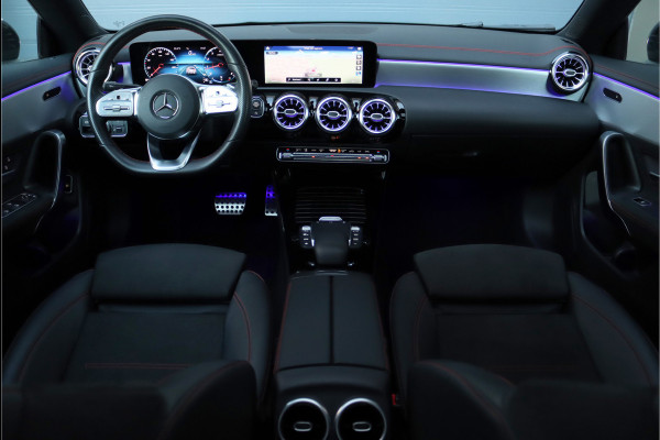 Mercedes-Benz CLA-Klasse 200 Business Solution AMG Line Aut7 | Panoramadak | Widescreen | Trekhaak | Sfeerverlichting | Camera | High Perf. LED | Stoelverwarming | Cruise Control |