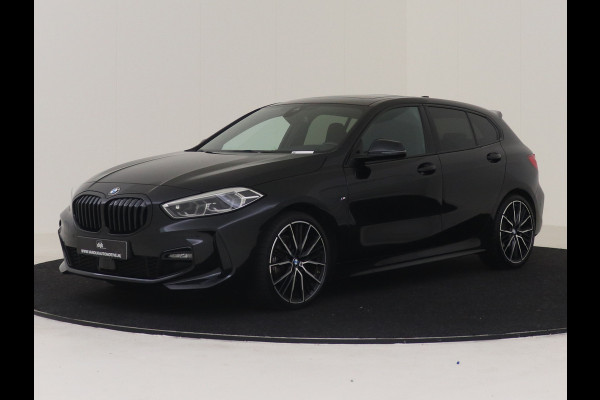 BMW 1-serie 118I AUTOMAAT M SPORT PANORAMADAK HEAD UP DISPLAY ADAPTIVE CRUISE CONTROL SFEERVERLICHTING 19 INCH VELGEN MEMORY STOELVERWARMING