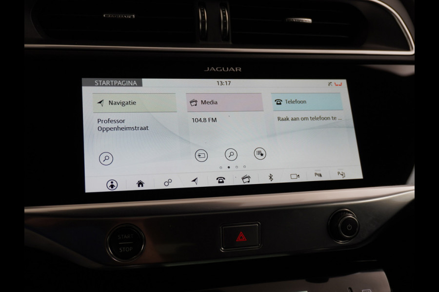 Jaguar I-PACE EV400 HSE NEW BATTERY! 90 kWh 400pk 4WD Active -Air-Suspension Gekoelde-Elektr.Leer-Sport-Comfort-stoel Pano.dak VirtualCockpit  Adaptive Dynamics Adaptive Surface Response actieve luchtvering! Head-up Display Meridan Surround Sound (825Watt!) Verwarmde Stuur Voorruit+Sproeiers Hill-Hold 4x4 AWD(4) wiel aandrijving Luchtvering Zwarte-Hemel Snelladen 104kw DC p/uur en thuisladen 1 fase max 7,4kw/uur bij 32a (of 3x16A omzetten naar 1x32A via de Ratio EV Transformer Charger zond