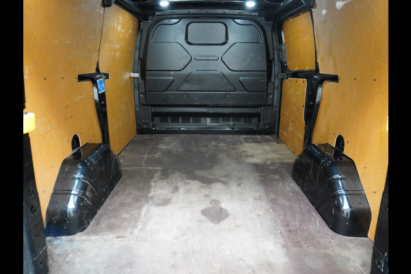 Ford Transit Custom 2.0D 130PK L1H1 3pers. Airco PDC-a+v Trekhaak Cruise-Controle voorruit verwarmbaar Betonplex Schuifdeur-r Tussenwand voorruit ve Adaptieve bochtverl. Projector-koplamp mistlampen regen-/lichtsensor Dieselroetfilter Supervergrendeling EURO 6 385Nm 2.500kg Trekvermogen!