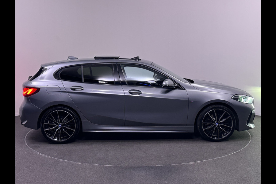 BMW 1-serie 120i M Sport 180pk Automaat | Panodak | 19"L.M | Stuurverwarming | Keyless |  Apple Carplay | Sportstoelen Verwarmd |  Camera | Sfeerverlichting | Navi |