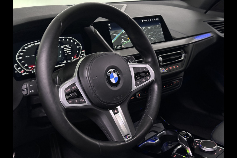 BMW 1-serie 120i M Sport 180pk Automaat | Panodak | 19"L.M | Stuurverwarming | Keyless |  Apple Carplay | Sportstoelen Verwarmd |  Camera | Sfeerverlichting | Navi |