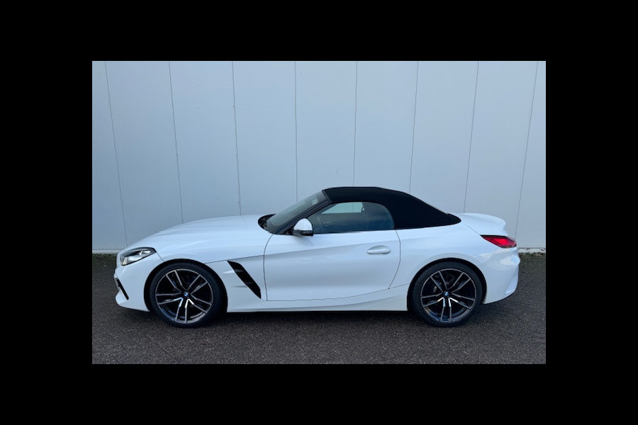 BMW Z4 Roadster sDrive20i High Executive M-sport M-sport , 19" 255 V 275 A , Harman-Kardon , Sportuitlaatsysteem , BMW LED light , Stuur&stoelverwarming , Sfeerverlichting , PTS voor en achter