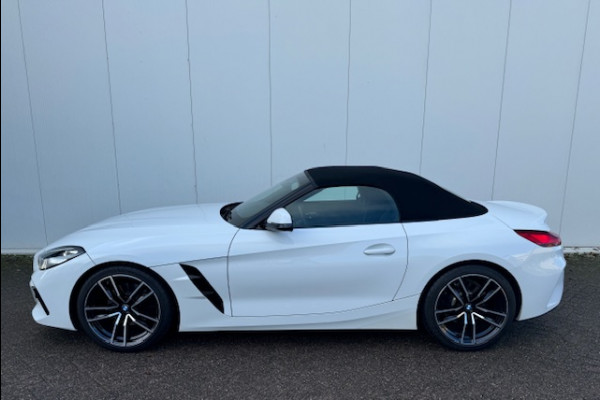 BMW Z4 Roadster sDrive20i High Executive M-sport M-sport , 19" 255 V 275 A , Harman-Kardon , Sportuitlaatsysteem , BMW LED light , Stuur&stoelverwarming , Sfeerverlichting , PTS voor en achter