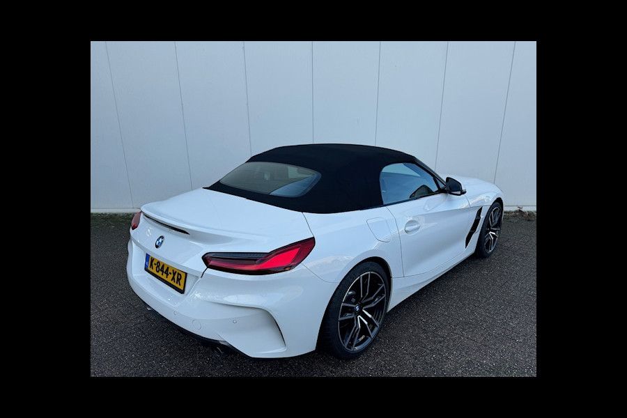 BMW Z4 Roadster sDrive20i High Executive M-sport M-sport , 19" 255 V 275 A , Harman-Kardon , Sportuitlaatsysteem , BMW LED light , Stuur&stoelverwarming , Sfeerverlichting , PTS voor en achter