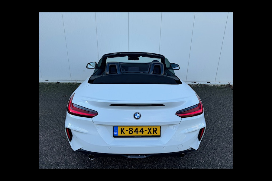 BMW Z4 Roadster sDrive20i High Executive M-sport M-sport , 19" 255 V 275 A , Harman-Kardon , Sportuitlaatsysteem , BMW LED light , Stuur&stoelverwarming , Sfeerverlichting , PTS voor en achter