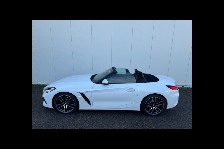 BMW Z4 Roadster sDrive20i High Executive M-sport M-sport , 19" 255 V 275 A , Harman-Kardon , Sportuitlaatsysteem , BMW LED light , Stuur&stoelverwarming , Sfeerverlichting , PTS voor en achter