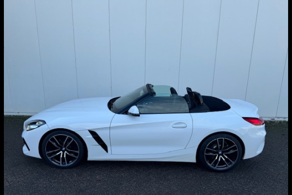 BMW Z4 Roadster sDrive20i High Executive M-sport M-sport , 19" 255 V 275 A , Harman-Kardon , Sportuitlaatsysteem , BMW LED light , Stuur&stoelverwarming , Sfeerverlichting , PTS voor en achter