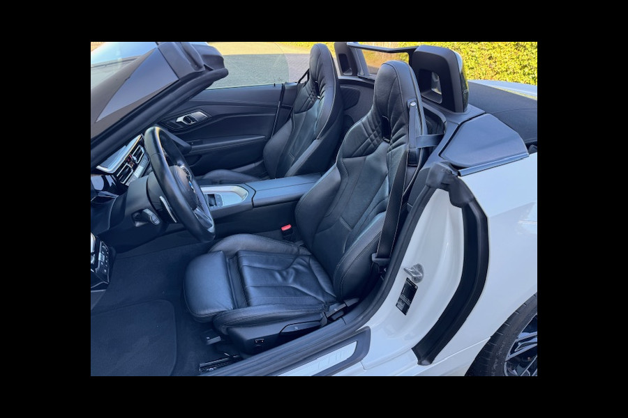 BMW Z4 Roadster sDrive20i High Executive M-sport M-sport , 19" 255 V 275 A , Harman-Kardon , Sportuitlaatsysteem , BMW LED light , Stuur&stoelverwarming , Sfeerverlichting , PTS voor en achter