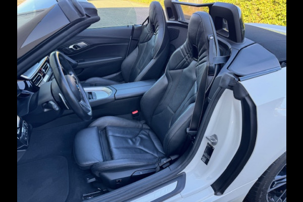 BMW Z4 Roadster sDrive20i High Executive M-sport M-sport , 19" 255 V 275 A , Harman-Kardon , Sportuitlaatsysteem , BMW LED light , Stuur&stoelverwarming , Sfeerverlichting , PTS voor en achter