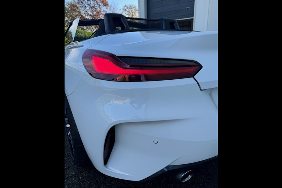 BMW Z4 Roadster sDrive20i High Executive M-sport M-sport , 19" 255 V 275 A , Harman-Kardon , Sportuitlaatsysteem , BMW LED light , Stuur&stoelverwarming , Sfeerverlichting , PTS voor en achter