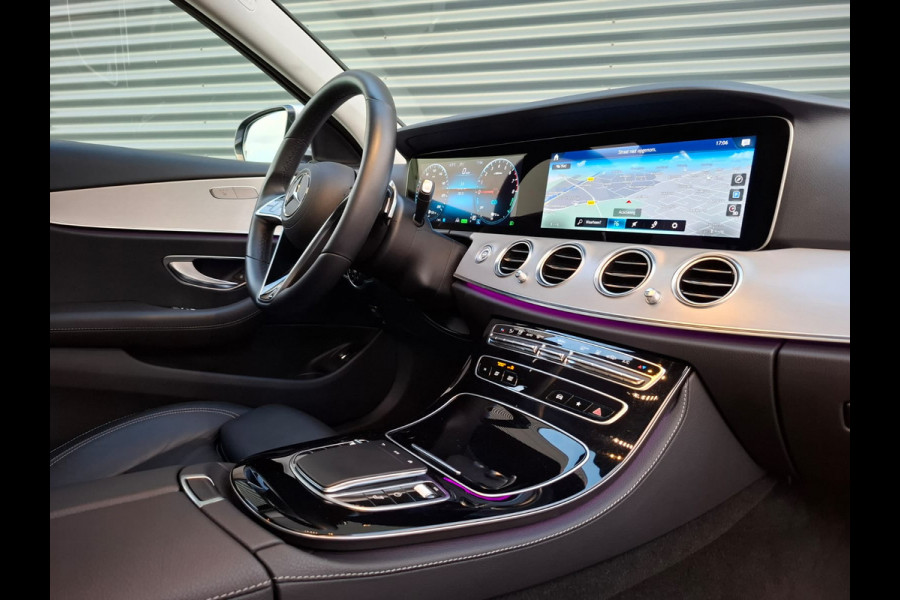 Mercedes-Benz E-Klasse Estate 300 e AMG Line Plug in Hybrid PHEV | Schuifdak | Lederen Sportstoelen | Trekhaak af Fabriek | Adaptive Cruise | Apple Carplay | Widescreen Navi | Sfeerverlichting | Camera |