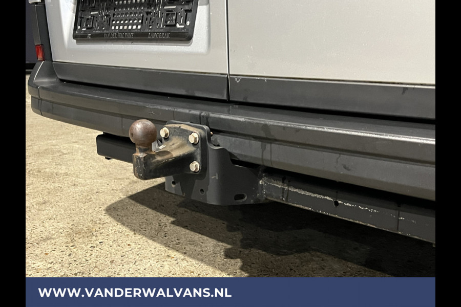 Volkswagen Crafter 2.0 TDI 140pk L3H3 L2H2 Achterwiel aandrijving Euro6 Airco | Camera | 3000kg Trekhaak | Apple Carplay Android Auto, Bijrijdersbank