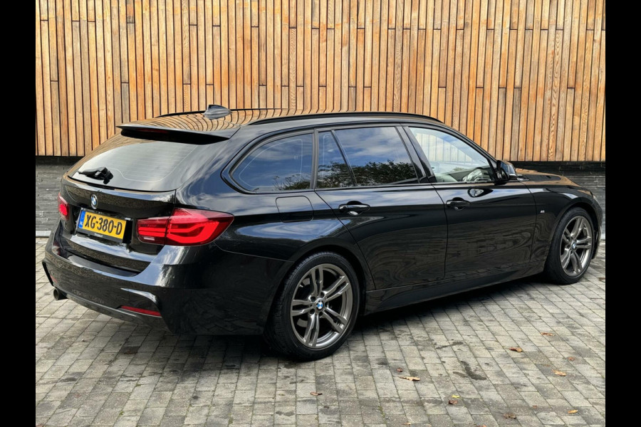 BMW 3 Serie Touring 318i M Sport Automaat | Lederen bekleding | Achteruitrijcamera | Stoelverwarming | Getint glas | Parkeersensoren voor en