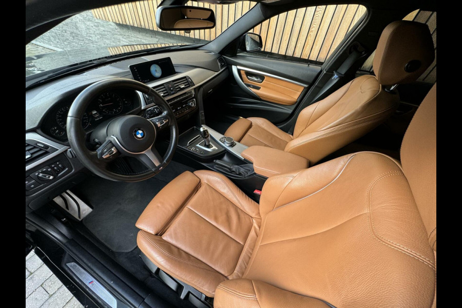 BMW 3 Serie Touring 318i M Sport Automaat | Lederen bekleding | Achteruitrijcamera | Stoelverwarming | Getint glas | Parkeersensoren voor en