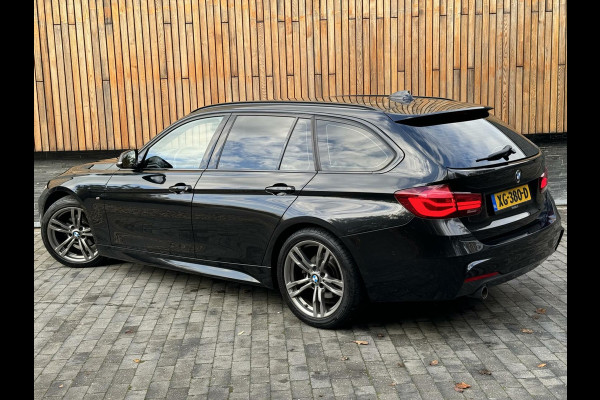 BMW 3 Serie Touring 318i M Sport Automaat | Lederen bekleding | Achteruitrijcamera | Stoelverwarming | Getint glas | Parkeersensoren voor en