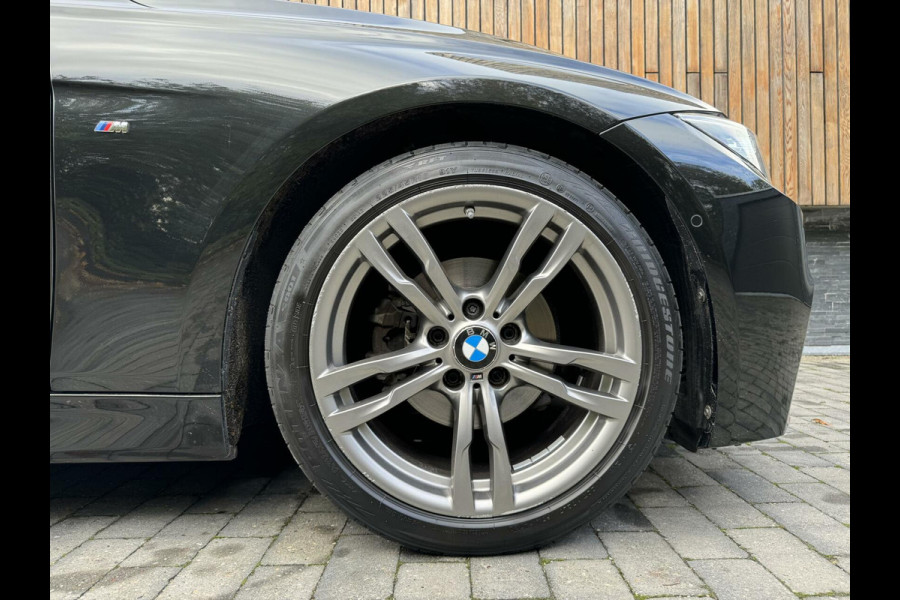 BMW 3 Serie Touring 318i M Sport Automaat | Lederen bekleding | Achteruitrijcamera | Stoelverwarming | Getint glas | Parkeersensoren voor en