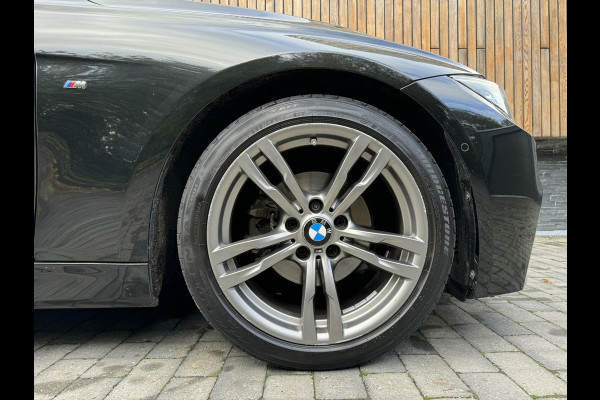 BMW 3 Serie Touring 318i M Sport Automaat | Lederen bekleding | Achteruitrijcamera | Stoelverwarming | Getint glas | Parkeersensoren voor en