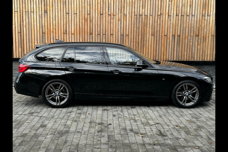 BMW 3 Serie Touring 318i M Sport Automaat | Lederen bekleding | Achteruitrijcamera | Stoelverwarming | Getint glas | Parkeersensoren voor en