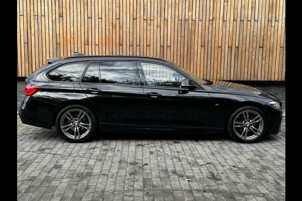 BMW 3 Serie Touring 318i M Sport Automaat | Lederen bekleding | Achteruitrijcamera | Stoelverwarming | Getint glas | Parkeersensoren voor en