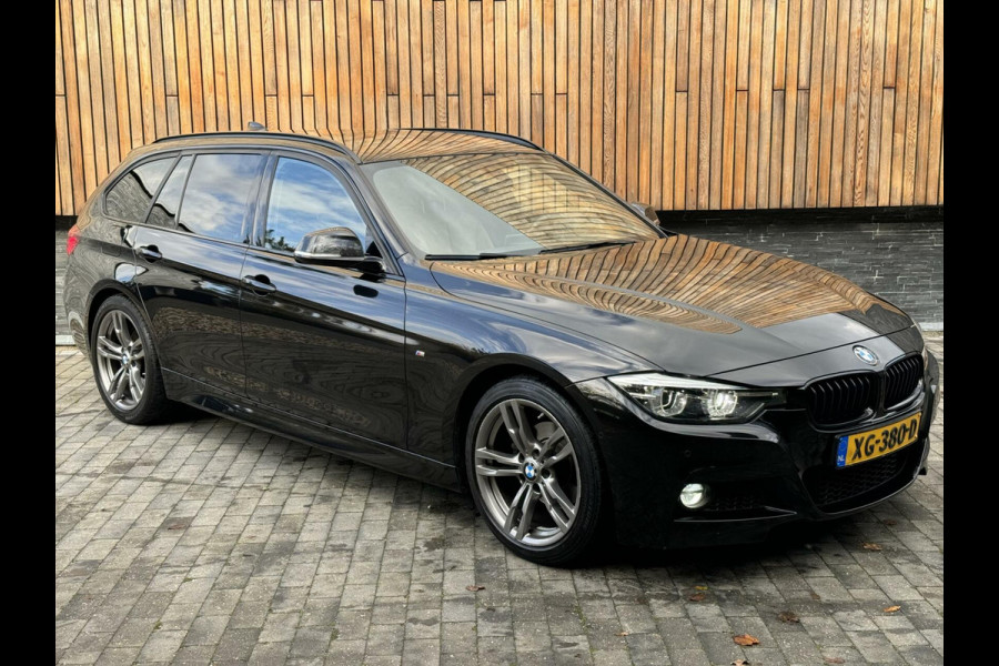 BMW 3 Serie Touring 318i M Sport Automaat | Lederen bekleding | Achteruitrijcamera | Stoelverwarming | Getint glas | Parkeersensoren voor en