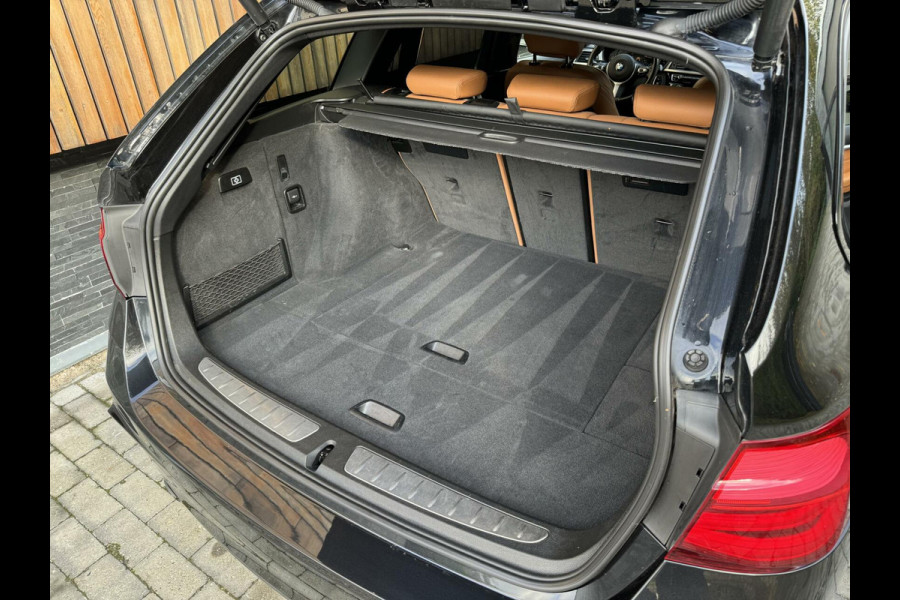 BMW 3 Serie Touring 318i M Sport Automaat | Lederen bekleding | Achteruitrijcamera | Stoelverwarming | Getint glas | Parkeersensoren voor en