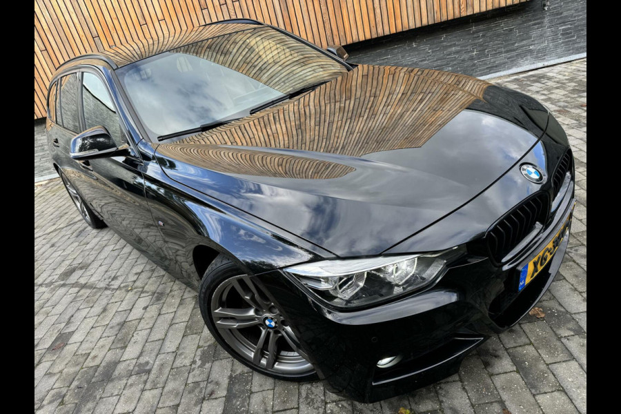 BMW 3 Serie Touring 318i M Sport Automaat | Lederen bekleding | Achteruitrijcamera | Stoelverwarming | Getint glas | Parkeersensoren voor en