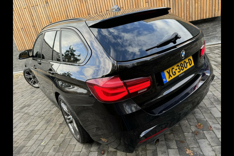 BMW 3 Serie Touring 318i M Sport Automaat | Lederen bekleding | Achteruitrijcamera | Stoelverwarming | Getint glas | Parkeersensoren voor en