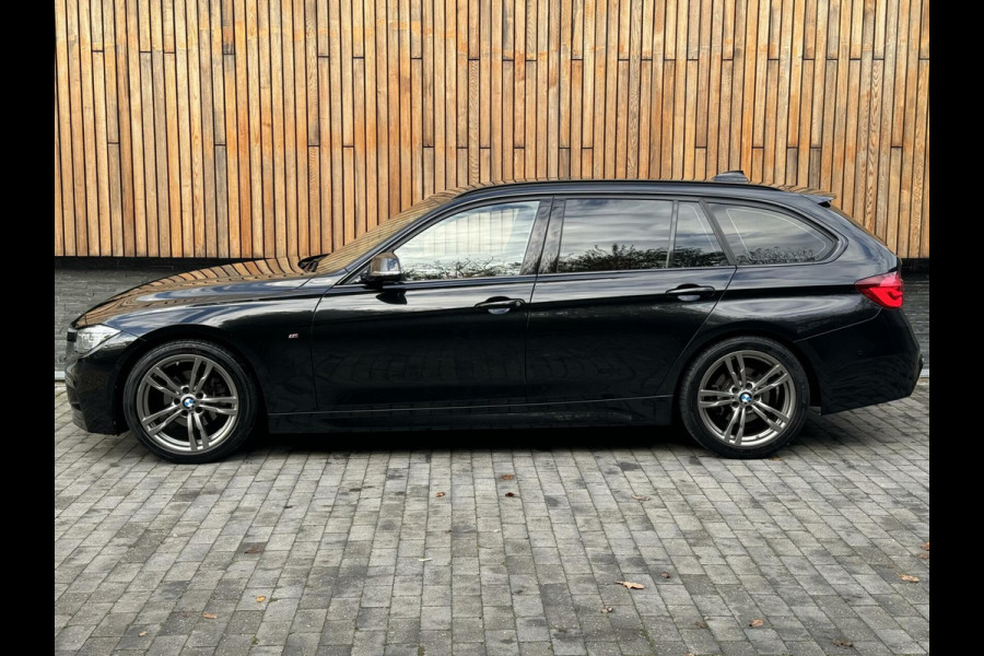 BMW 3 Serie Touring 318i M Sport Automaat | Lederen bekleding | Achteruitrijcamera | Stoelverwarming | Getint glas | Parkeersensoren voor en