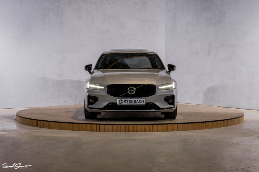 Volvo S60 2.0 B5 AWD Ultimate Dark | R-Design | Google | Apple carplay | Panorama | Memory stoelen |