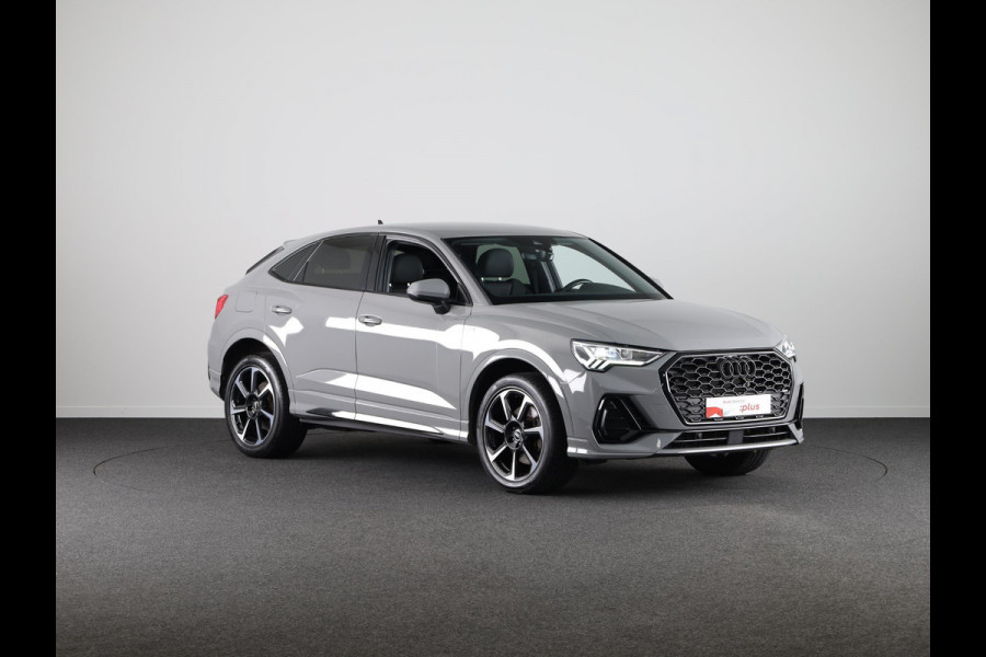 Audi Q3 Sportback 45 TFSI e S-Line 245 pk S-tronic | Speciale RS kleur Nardogrijs | Parkeersensoren | Adaptieve cruise control | Stoelverwarming | S-Line | Navigatie