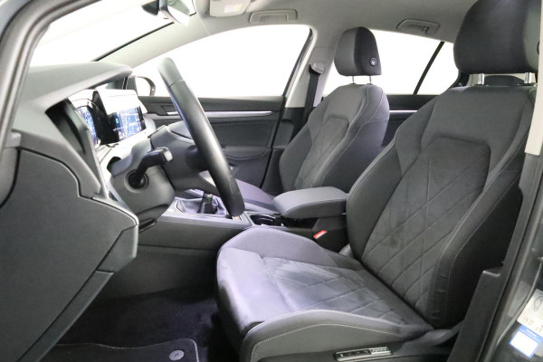 Volkswagen Golf 1.5 TSI Style 130 pk | Navigatie | Parkeersensoren | Adaptieve cruise control | Autom. airco (3 zones) | Stoelverwarming | Full-LED koplampen |