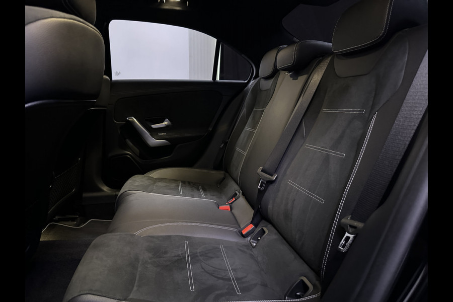 Mercedes-Benz A-Klasse 250 e AMG Night Edition Plug in Hybrid 218pk PHEV | Alcantara Sportstoelen | MBUX Widescreen | Sfeerverlichting | Apple Carplay | Camera |