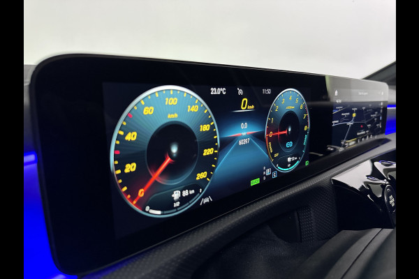 Mercedes-Benz A-Klasse 250 e AMG Night Edition Plug in Hybrid 218pk PHEV | Alcantara Sportstoelen | MBUX Widescreen | Sfeerverlichting | Apple Carplay | Camera |