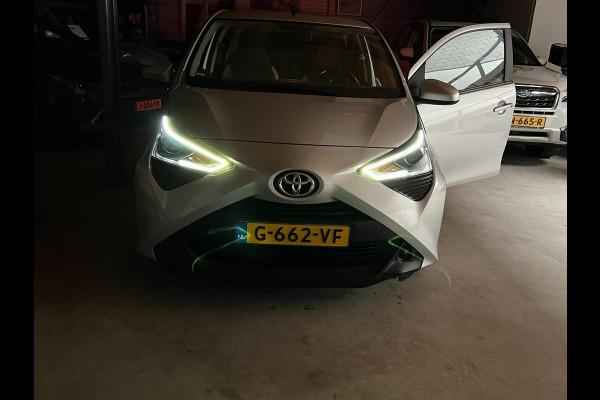 Toyota Aygo 1.0 VVT-i x-play 5 deurs / Groot scherm / Camera / Ned Auto / NAP / MCC / Gouda