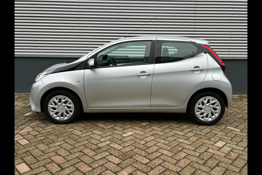 Toyota Aygo 1.0 VVT-i x-play 5 deurs / Groot scherm / Camera / Ned Auto / NAP / MCC / Gouda