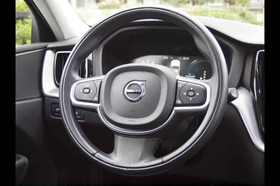 Volvo XC60 2.0 T8 Twin Engine AWD Momentum | Panormadak | Trekhaak | 360 Camera | Apple Carplay | Cruise Control |