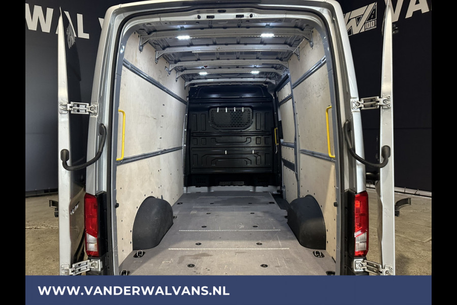 Volkswagen Crafter 2.0 TDI 140pk L3H3 L2H2 Euro6 Airco | Navigatie | Apple Carplay | 3000kg Trekhaak android auto, bijrijdersbank