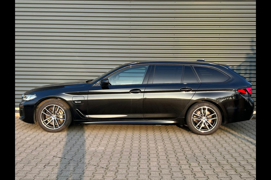 BMW 5 Serie Touring 530e M-Sport Plug in Hybrid PHEV | Trekhaak af Fabriek | Adaptive Cruise | Laser Led | Carplay | Harman/Kardon | Head-up Display |