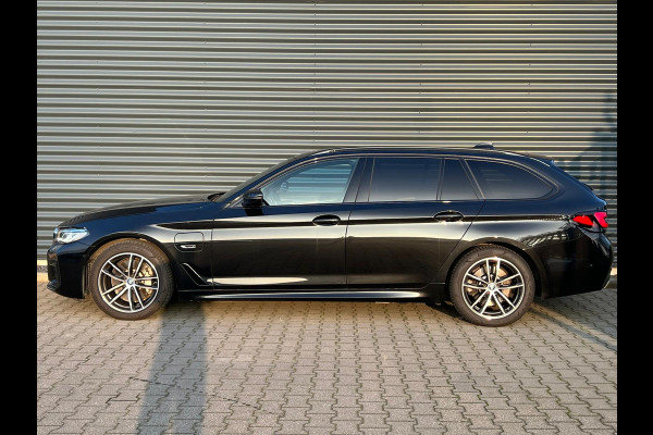 BMW 5 Serie Touring 530e M-Sport Plug in Hybrid PHEV | Trekhaak af Fabriek | Adaptive Cruise | Laser Led | Carplay | Harman/Kardon | Head-up Display |