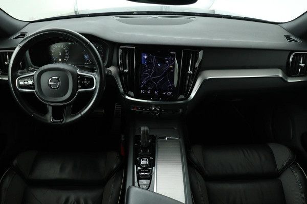 Volvo V60 B3 R-Design | Camera | Stoel & Stuurverwarming | Carplay | Half leder | Full LED | PDC | Memory | Keyless | Navigatie