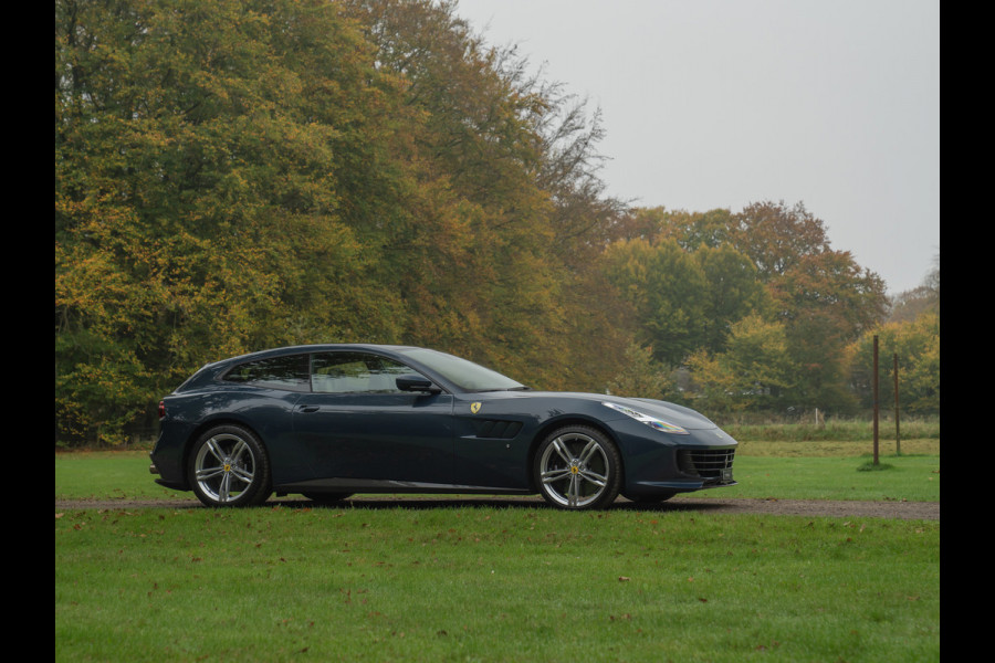 Ferrari GTC4 6.3 V12 Lusso | Atelier Car | Full spec! | Blu Ahrabian | Pano-dak | Lift | 360 cam | CarPlay