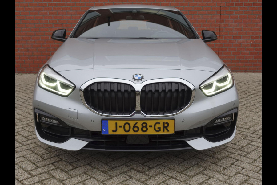 BMW 1-serie 118i High Executive Navigatie Carplay Camera Parkeersensoren Adaptive Cruise Control Head-Up Display Virtual Cockpit Inductielader Ledverlichting 18" velgen Climate Control